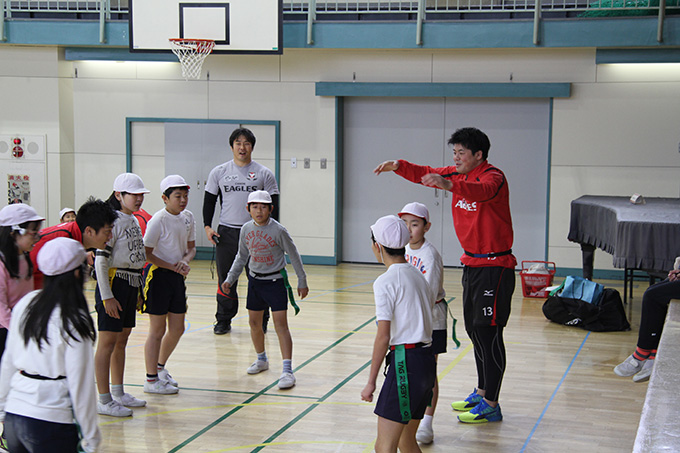 タグラグビー教室 大田区立矢口東小学校に行ってきました 社会貢献 普及活動について知る 横浜キヤノン イーグルス 公式サイト