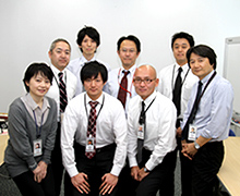 職場の皆さんと谷崎選手（前列左から2人目）