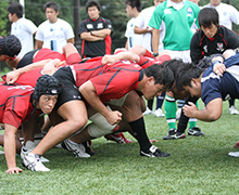 中央大学ラグビー部との合同練習の様子