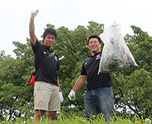 多摩川河川敷清掃活動の様子