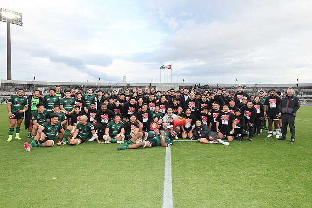 庭井選手の100試合出場記念写真