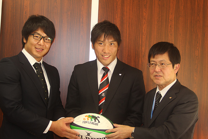 サイン入りボールの贈呈 左からトヨタ吉田主将、キヤノン和田キャプテン、宗宮部長